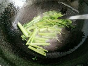 放入茴香梗