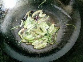 炸至焦黄后把料捞出不要