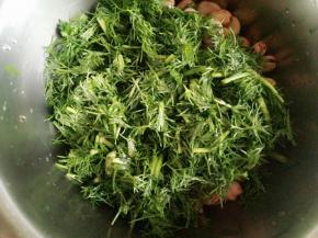 放入腌好的茴香叶子