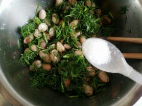 少放一点糖，尝下味道，如果盐味淡可以加一点盐