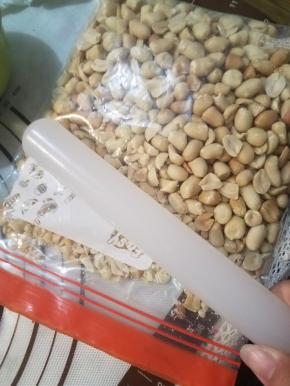 然后装入密实袋，敲碎，也可以选择不敲碎直接放，但是有点容易散。