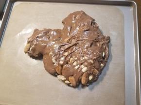 全部拌匀后就放到烤盘内塑型。