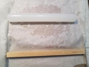 表面垫一张油纸，然后用擀面杖擀平。