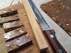 用锯齿刀切小块，比较整齐。