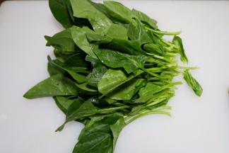 菠菜洗净摘去根部