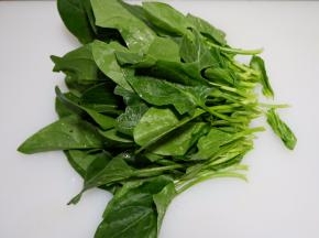 菠菜洗净摘去根部
