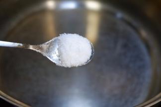 锅中烧开水，加几滴油，撒少许盐，