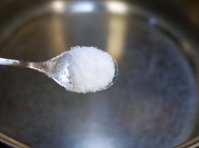 锅中烧开水，加几滴油，撒少许盐，