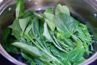 加入菠菜烫熟捞出沥水