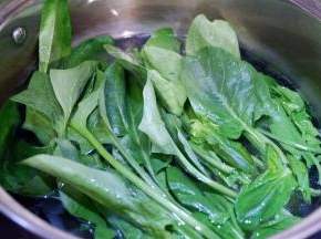 加入菠菜烫熟捞出沥水