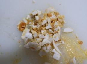 咸鸭蛋切成丁