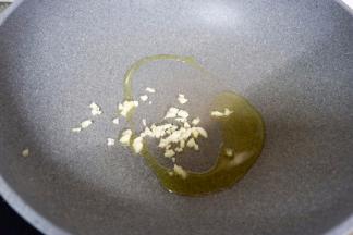 锅里热油，放入蒜末炒香