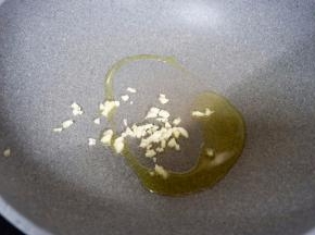 锅里热油，放入蒜末炒香