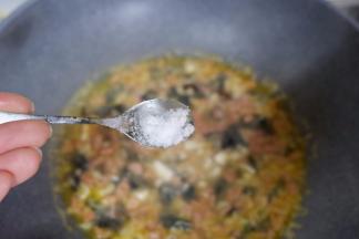 最后加入盐和鸡粉调味