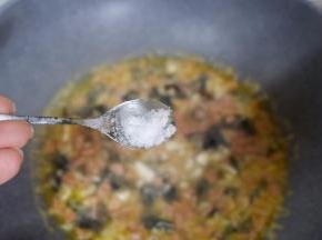 最后加入盐和鸡粉调味