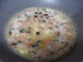 倒入开水没过食材，加盖煮十分钟。