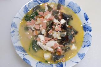 将煮好的上汤淋在菠菜上即可