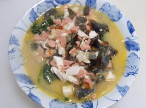 将煮好的上汤淋在菠菜上即可