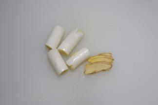 葱段，姜片改刀切好