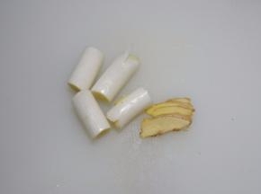 葱段，姜片改刀切好