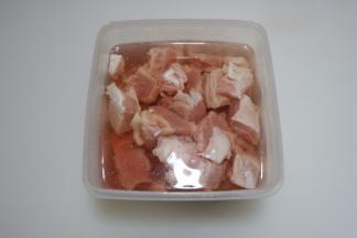 牛腩切成小块，放水中浸泡1个小时，泡出血水，然后在用流动水冲洗干净