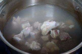 烧开一锅水，放入洗净的牛腩，大火煮开煮出浮沫