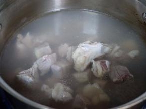 烧开一锅水，放入洗净的牛腩，大火煮开煮出浮沫