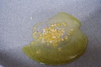 热锅冷油，将冰糖放入炒出糖色