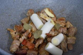 加入所有香料以及葱姜，翻炒出香味