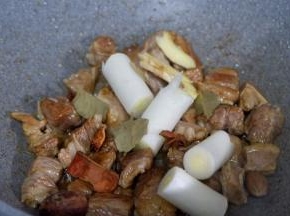 加入所有香料以及葱姜，翻炒出香味