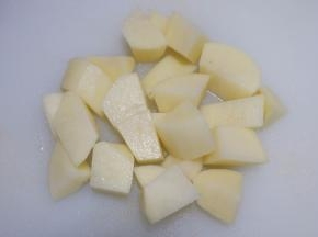 牛腩快闷好的时候，我们来处理蔬菜。土豆去皮洗净，切成滚刀块。