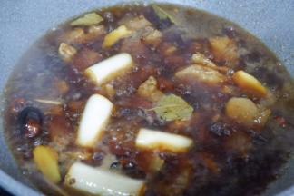 加入没过食材的开水，大火煮开后，转小火焖煮60分钟