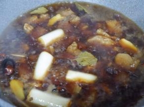 加入没过食材的开水，大火煮开后，转小火焖煮60分钟