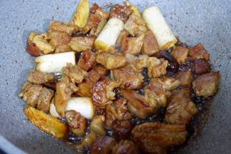 加入生抽老抽料酒，翻炒至上色