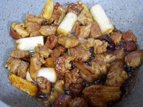 加入生抽老抽料酒，翻炒至上色