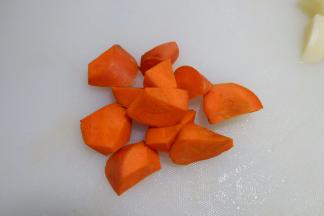 胡萝卜洗净，切成滚刀块。