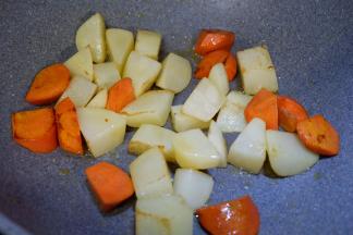 翻炒至边缘微焦。