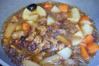 将煮好的牛腩倒入土豆胡萝卜的锅中。