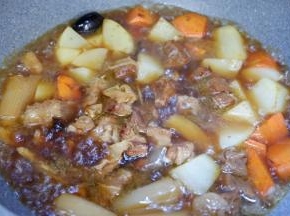 将煮好的牛腩倒入土豆胡萝卜的锅中。