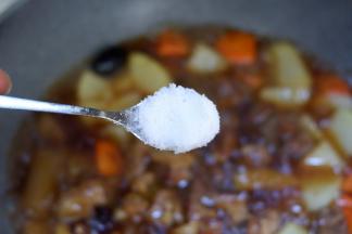 加入适量盐调味，继续炖煮30分钟。