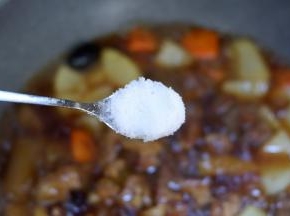 加入适量盐调味，继续炖煮30分钟。