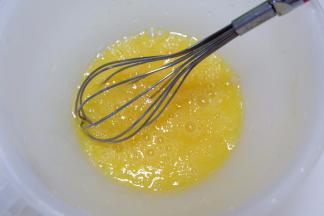 鸡蛋打入碗中，搅成鸡蛋液。