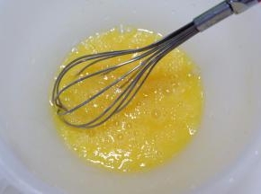 鸡蛋打入碗中，搅成鸡蛋液。