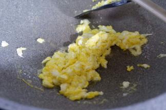 热锅冷油，放入蛋液，炒熟装出备用