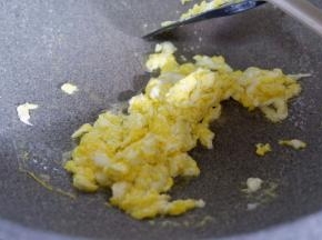 热锅冷油，放入蛋液，炒熟装出备用