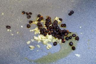 留底油，放入姜末和豆豉炒出香味