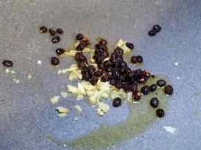 留底油，放入姜末和豆豉炒出香味