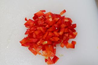 红椒切成小粒