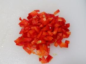 红椒切成小粒