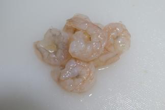 将虾仁挑除虾线，用清水洗净